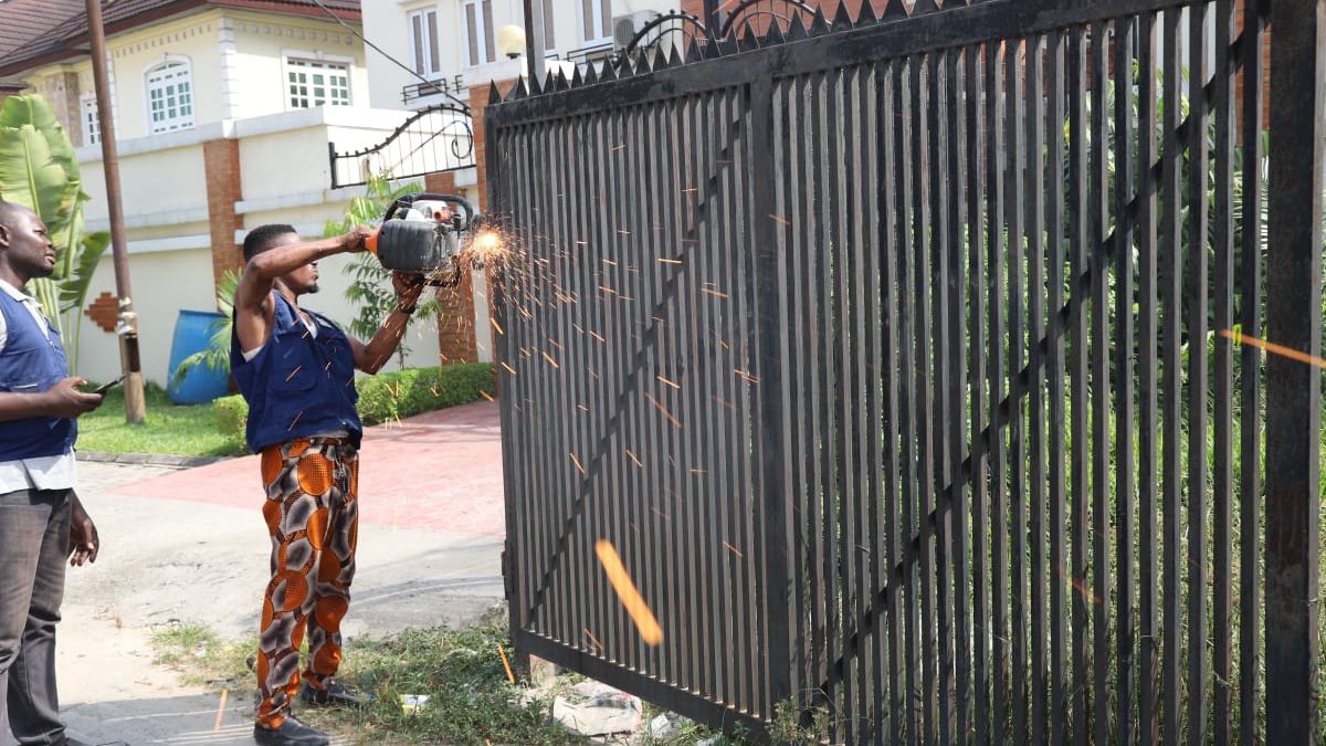 Lagos Begins Removal Of Inner Gates In Lekki