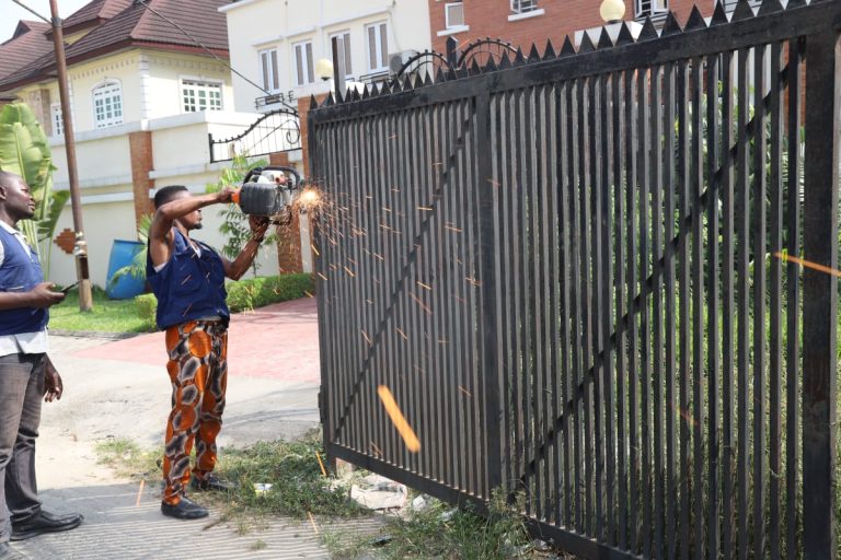 Lagos Begins Removal Of Inner Gates In Lekki