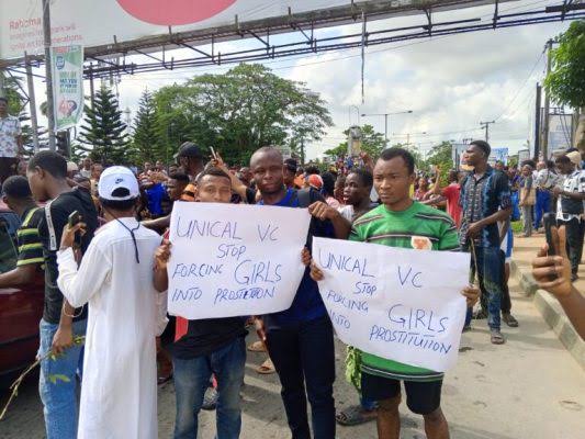 UNICAL Students Protest Hike In Tuition Fees, Block Major Road In Calabar