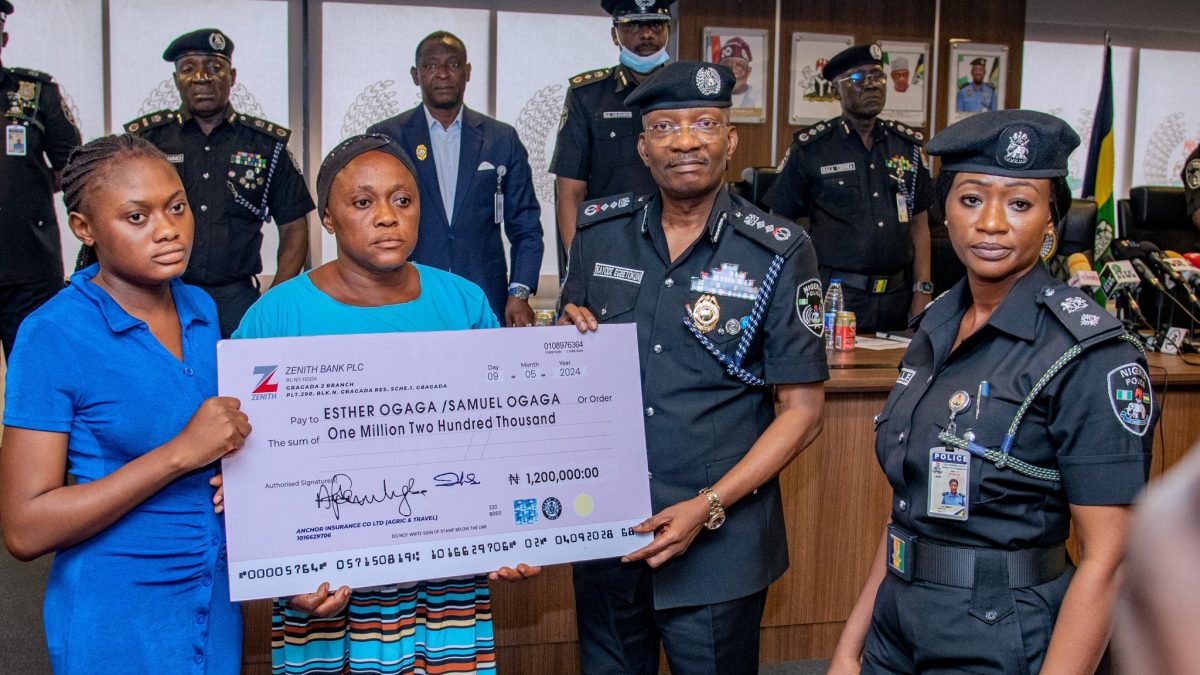 IGP Egbetokun Presents N2.5bn Cheque To 563 Families Of Deceased Police Officers