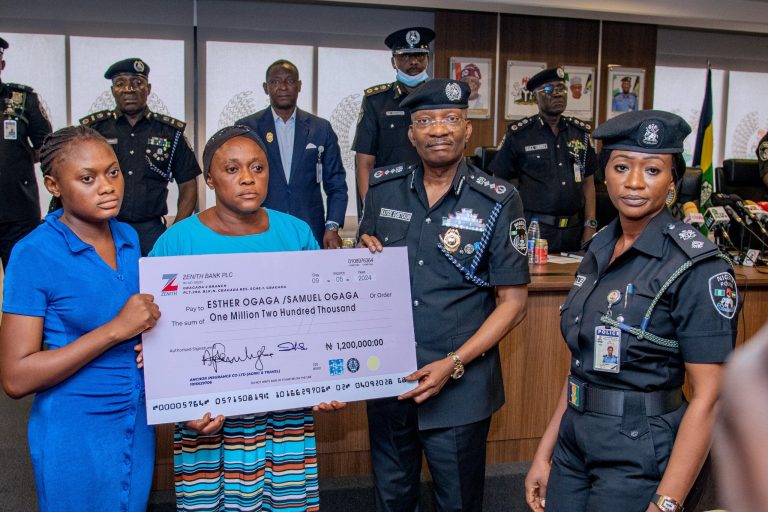 IGP Egbetokun Presents N2.5bn Cheque To 563 Families Of Deceased Police Officers