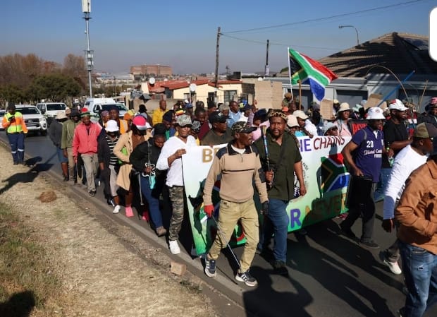 South African Protesters Go Door-to-door Forcing Immigrants From Their Homes
