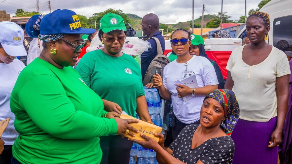 POWA President, Mrs Disu Pays Unscheduled Welfare Visit to Police Barracks in Abuja, Empowers Women